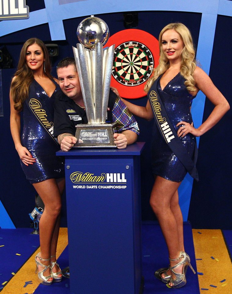  Charlotte and Daniella with Scottish darts player Gary Anderson at the 2016 World Darts Championship