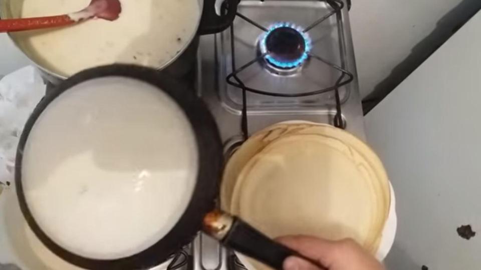  Firstly, you must dip your pan into the batter (Credit: ViralHog)