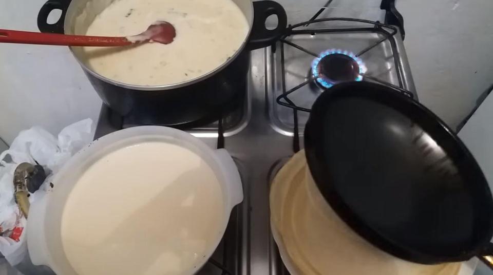  After it's cooked, the pan can be flipped to easily drop your pancake onto your stack (Credit: ViralHog)