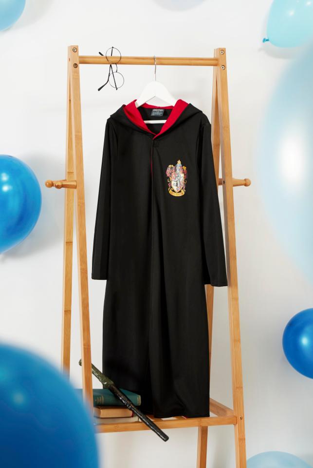  Harry Potter lovers will adore this authentic-looking cloak, which comes with a wand and spectacles