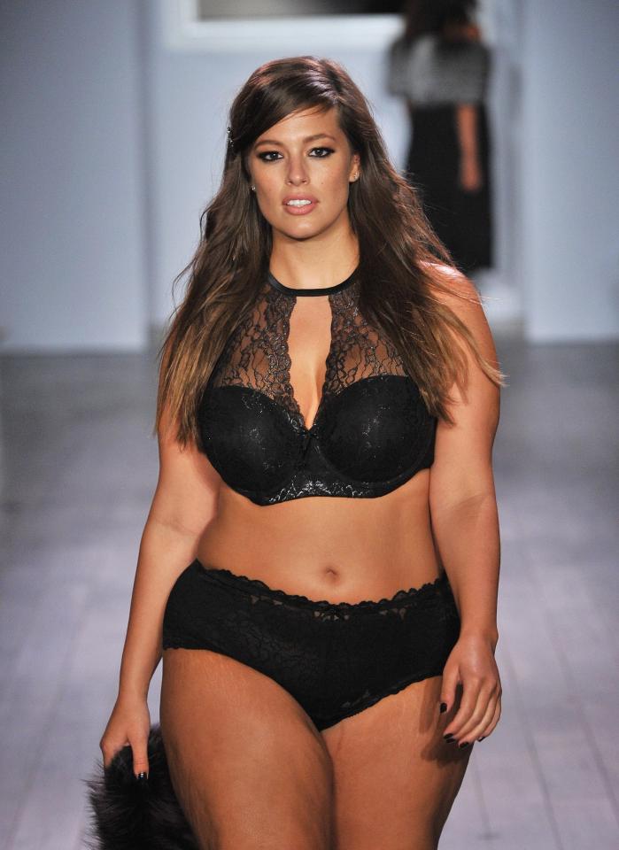  Ashley Graham showing off her beautiful body on the catwalk back in 2016