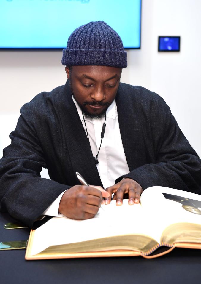  Waterstones and WHSmith have had to offer refunds after it emerged the books were not signed by the Black Eyed Peas star