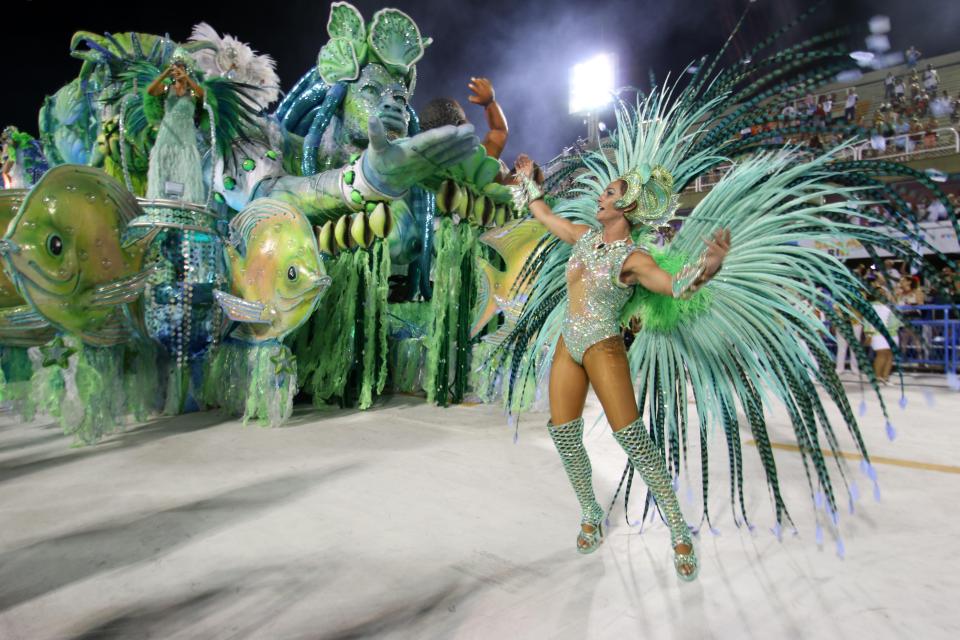  Brit Samantha led a procession in the Rio carnival, performing to thousands of revellers