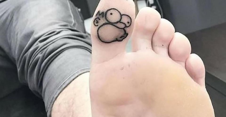 This tattoo of everyone's favourite cartoon dad Homer Simpson is actually quite ingenious