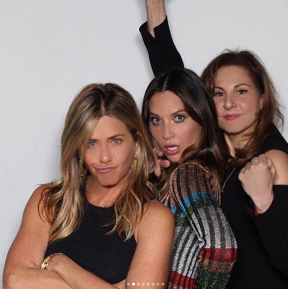  Jennifer Aniston mucked around in front of the camera with actresses Olivia Munn and Kathy Najimy