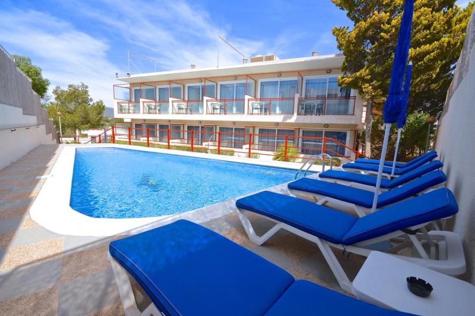  Sometimes all you need is some kip and then a dip in the pool - Hostal Residencia Molins Park is perfect for that