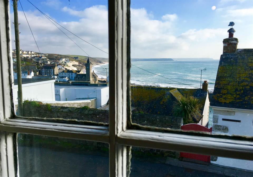  The cottage captures various views of the sea as well as the iconic watchtower which is regularly photographed when it is smashed by waves during storms