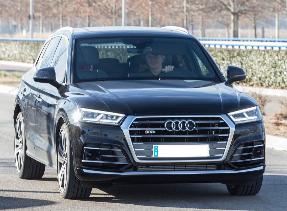  Toni Kroos drives an Audi SQ7 to Ciudad Real Madrid with a child in tow