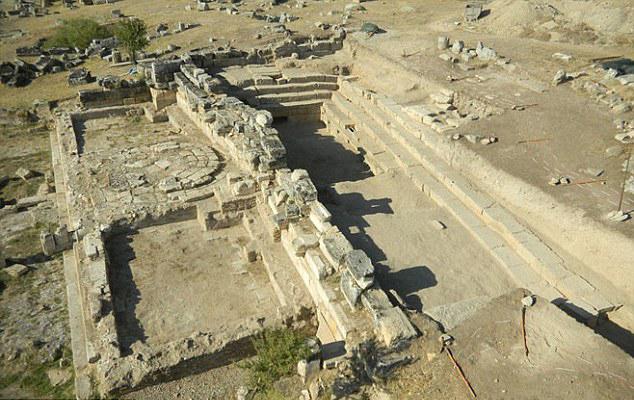 The site, in the ancient Phrygian city of Hierapolis, now Pamukkale in southwestern Turkey, is said to closely match historical descriptions of what was known as Ploutonion in Greek and Plutonium in Latin