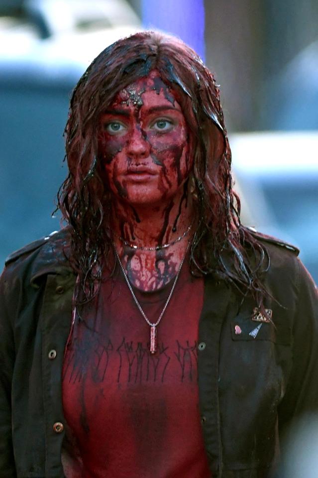  Katherine Langford is soaked from head to toe in blood in scenes from 13 Reasons Why