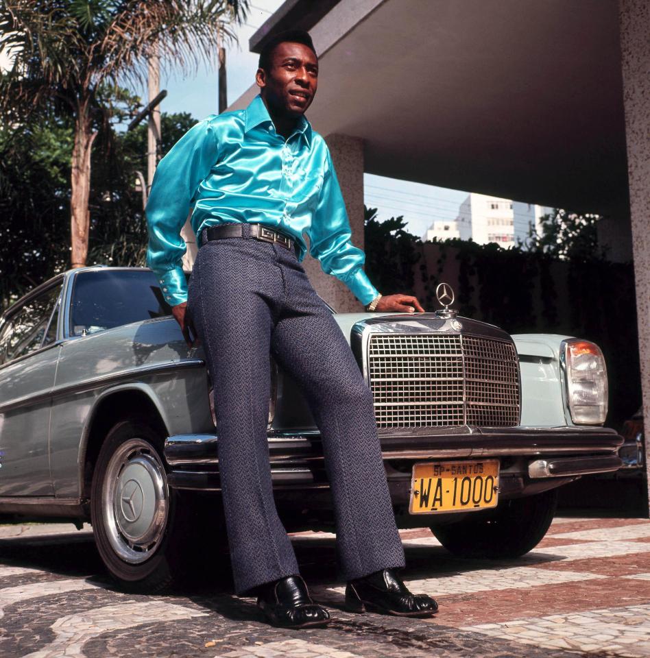  Influenced by the NY scene of the 70s, Pele opted for the Studio 54 look