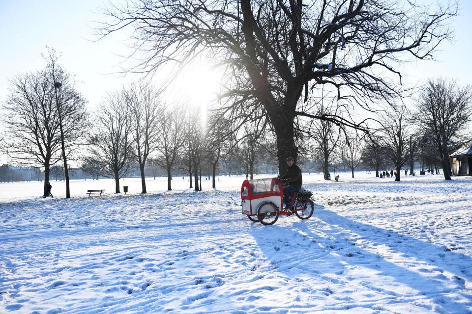  Snow-covered Clapham Common in London