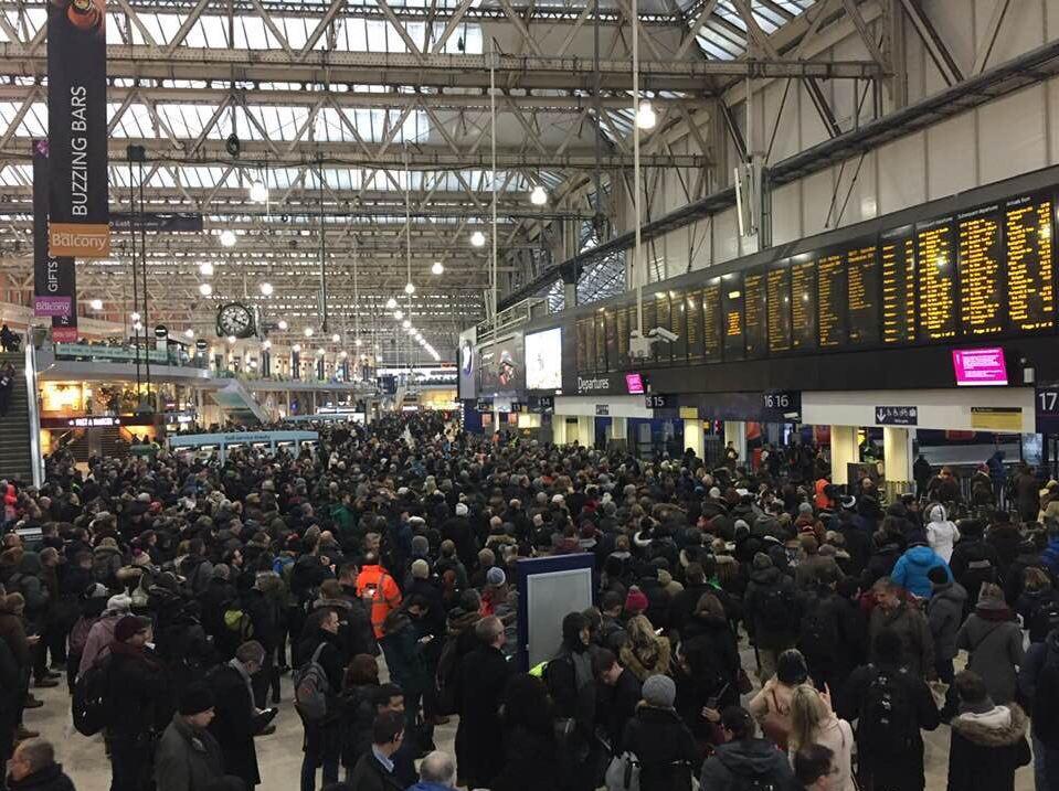  Thousands of commuters are stranded at London's Waterloo Station