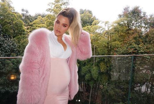  Khloe Kardashian showed off her baby bump in Japan