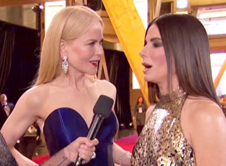  Nicole and Sandra looked like no time had passed as they spoke on the red carpet