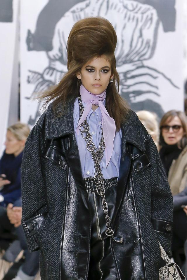  Kaia Gerber rocks lilac in the Mui Mui autumn/winter show at Paris Fashion Week