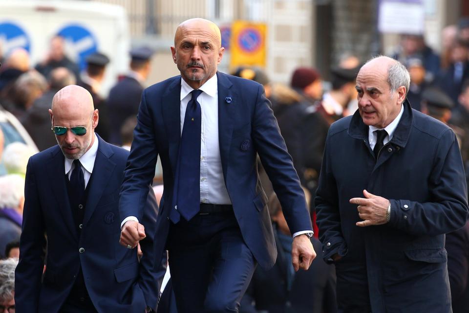 Inter Milan manager Luciano Spalletti walks towards the service