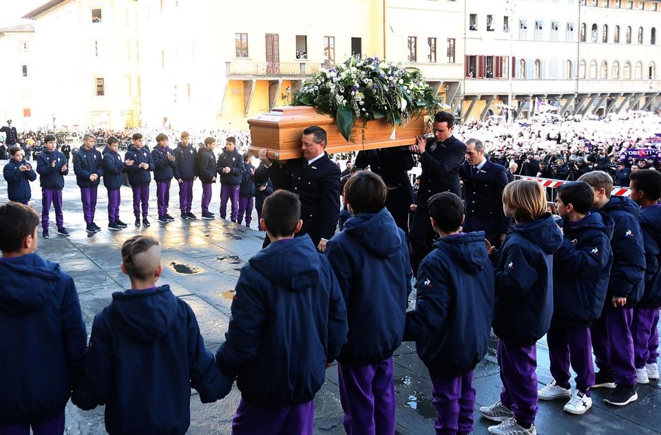 Pallbearers took Astoris coffin on their shoulders during the funeral