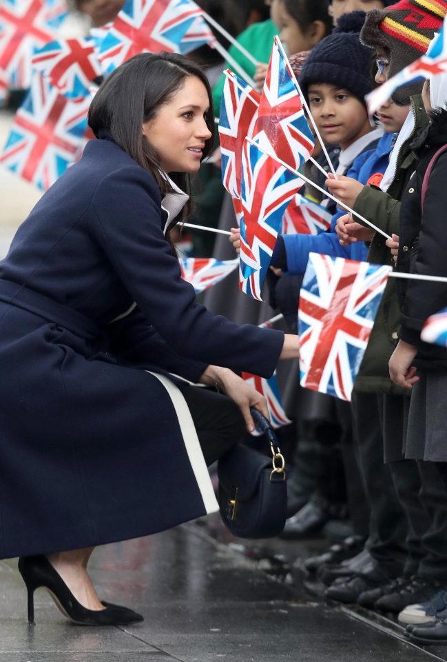  Meghan Markle talks to children as she arrives to Birmingham