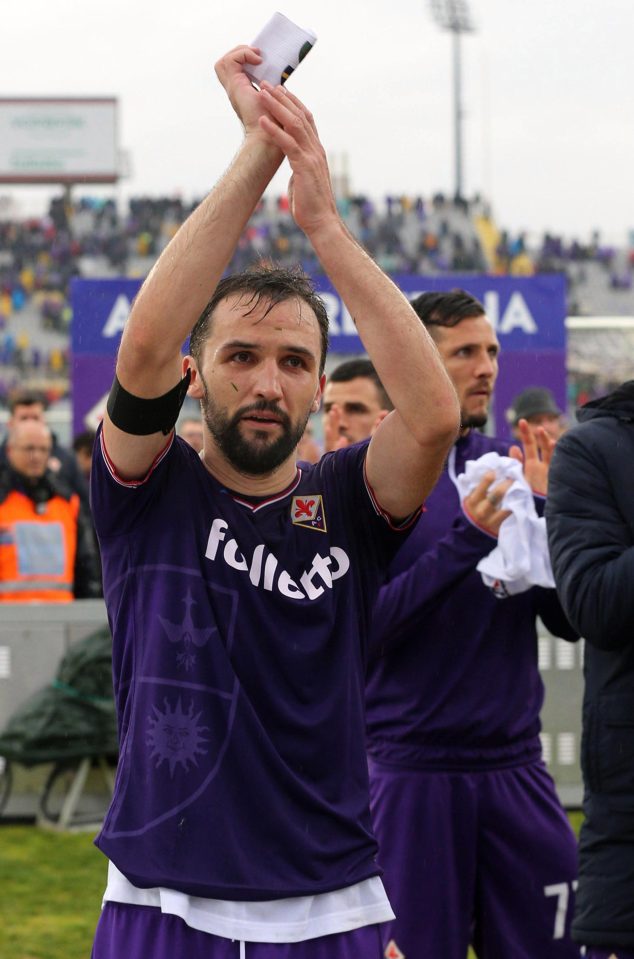 Milan Baldelj poignantly holds aloft Davide Astori's captain's armband