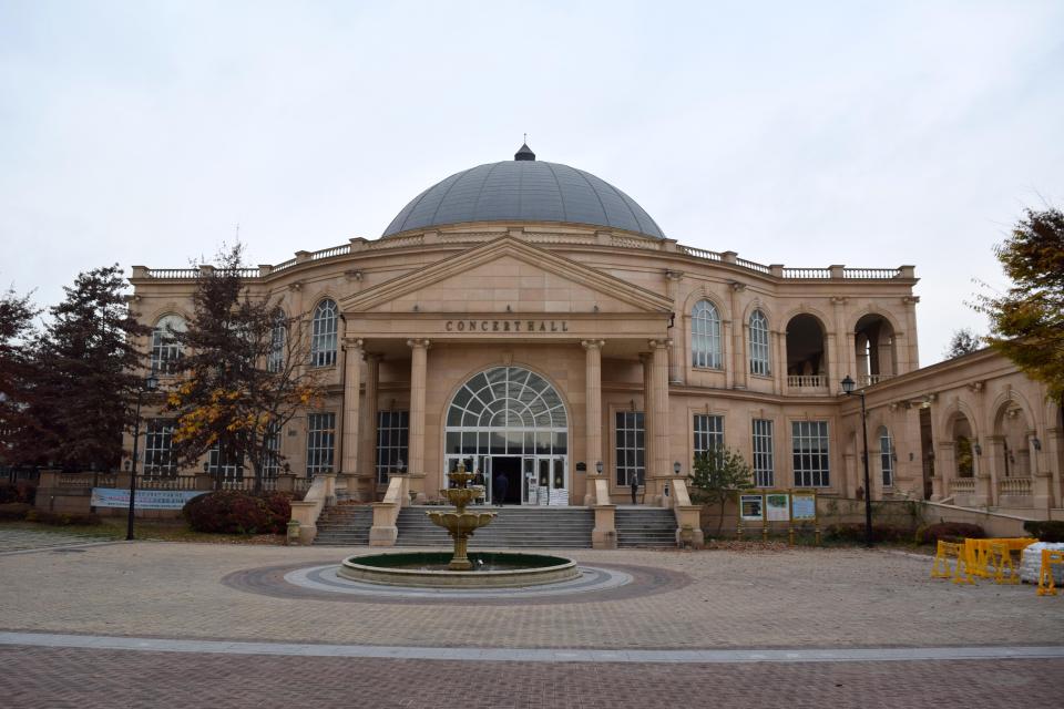  The concert hall has architectural features not too dissimilar to those found in England