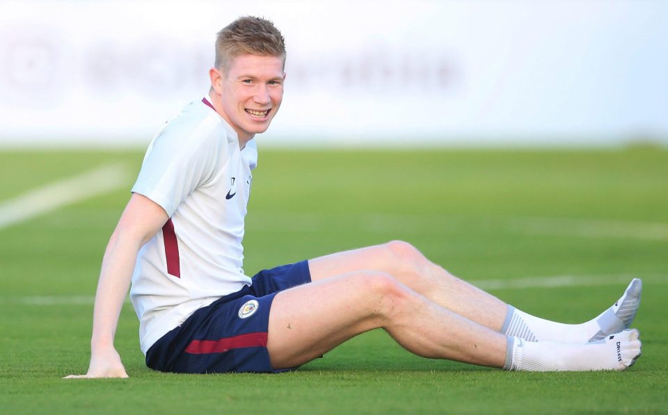  Superstar Kevin De Bruyne looks relaxed in the warm weather