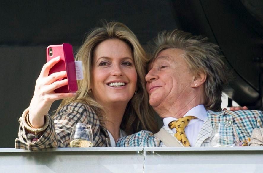  Rod Stewart and wife Penny Lancaster seem to seal their day at the horses in their memory with a selfie together