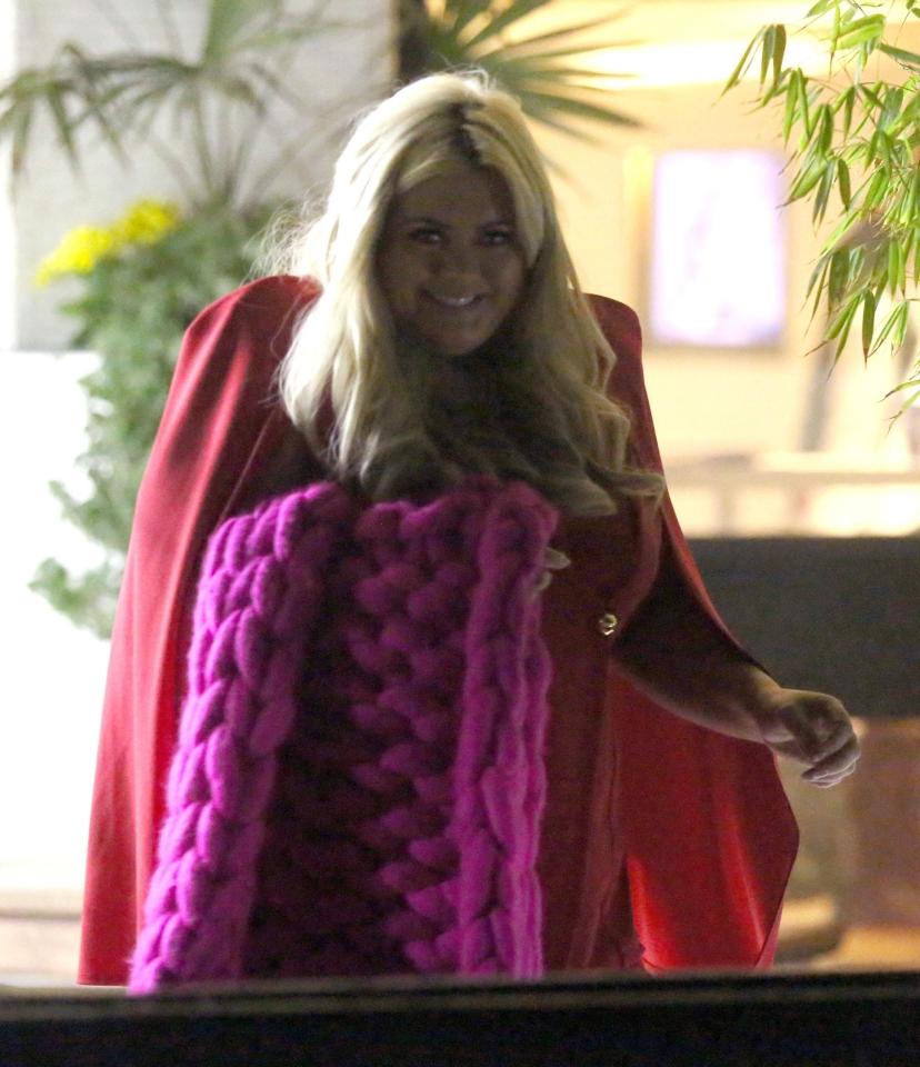  Gemma Collins smiled at cameras before she tucked into a kebab with love interest Arg