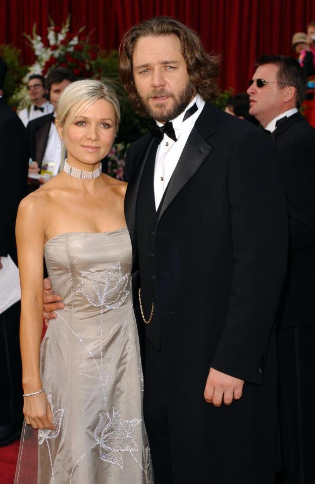  Russell Crowe is holding a divorce auction following his split with Danielle Spencer five years ago