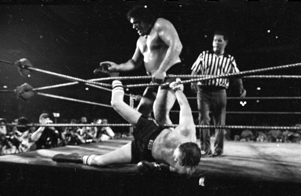  Andre the Giant tosses heavyweight contender Chuck Wepner out of the ring at Shea Stadium New York in 1976