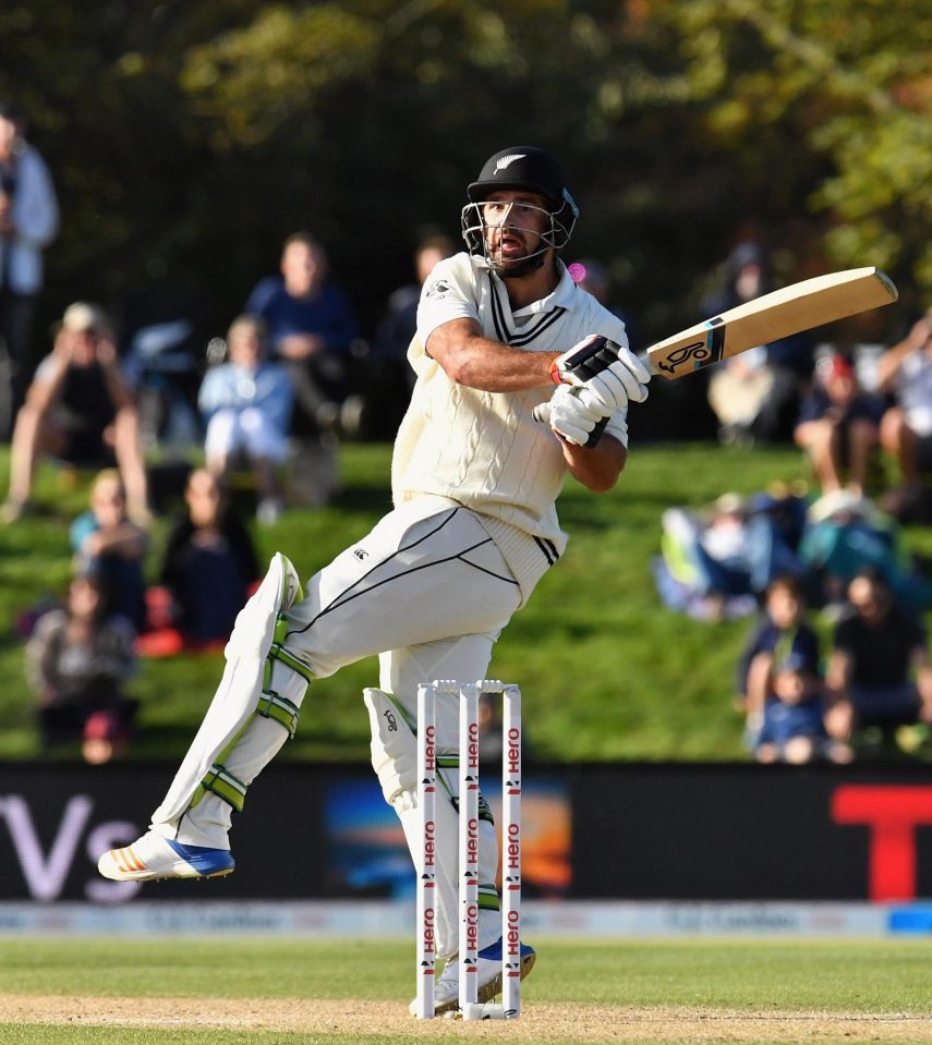  Colin de Grandhomme scored 44 as New Zealand's back order held on