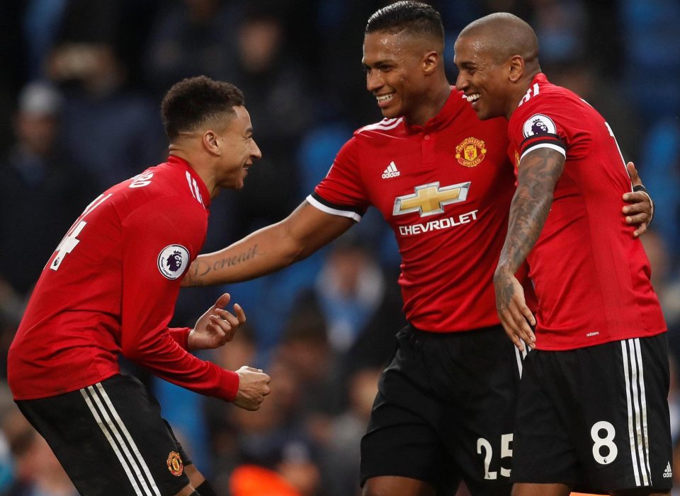  Jesse Lingard, Antonio Valencia and Young celebrate United's 3-2 victory