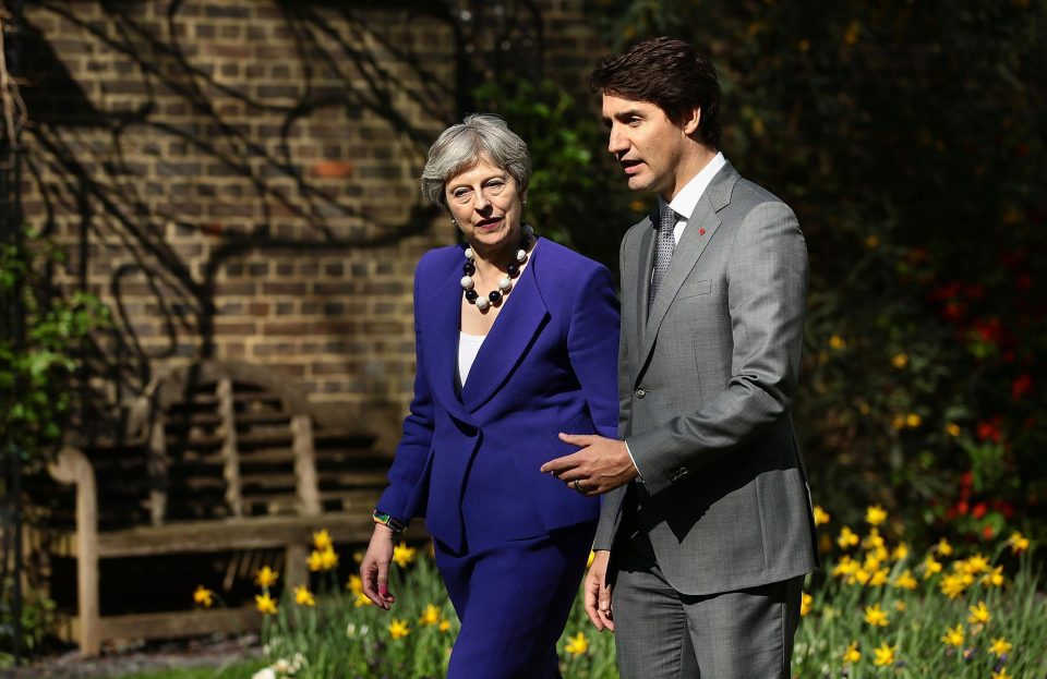  The pair soaked up the 28 degree rays with a stroll in the daffodil-laden Downing Street garden