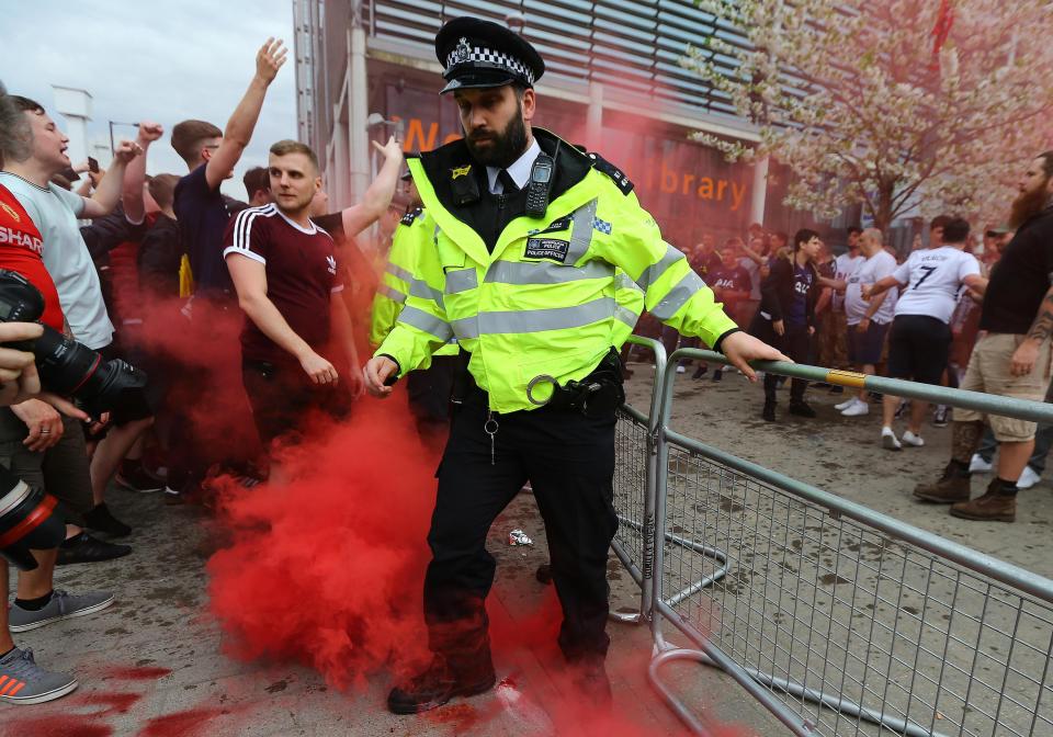  Manchester United and Tottenham had to be restrained by police prior to the FA Cup semi-final clash