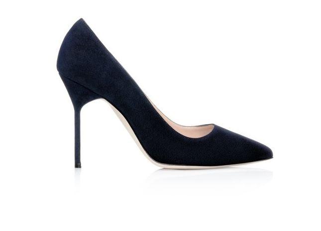 Meghan seems to be a fan of Manolo’s navy heels and she’s often spotted wearing them