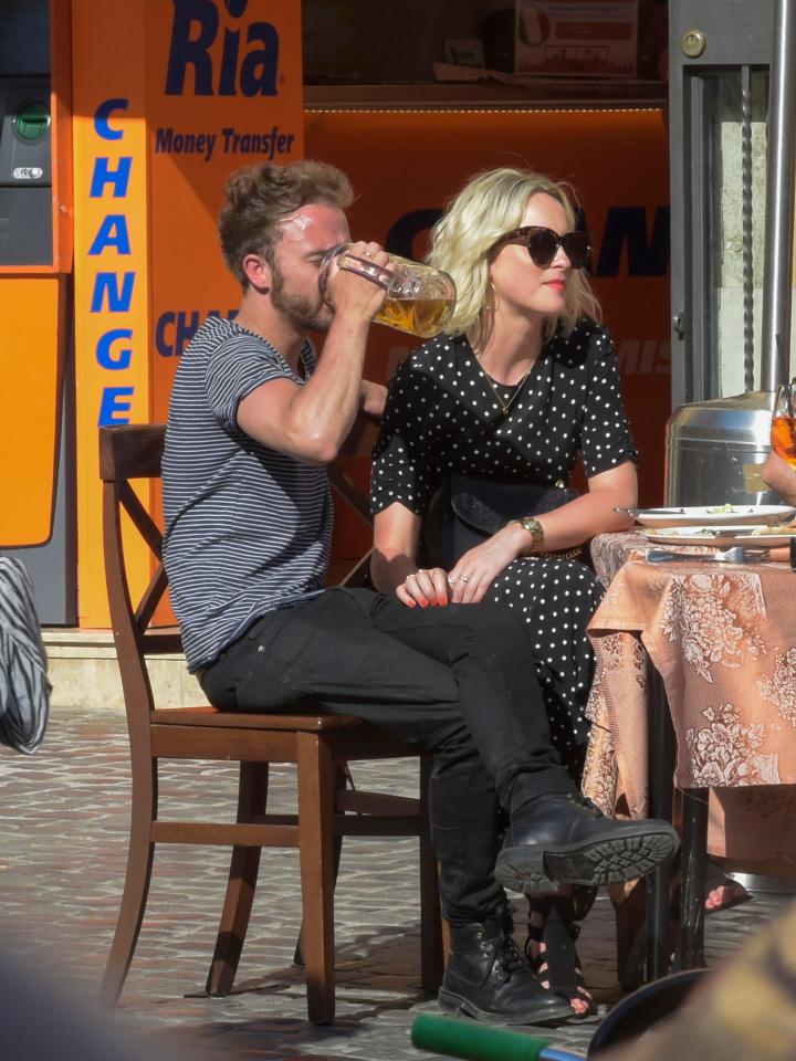  The couple relaxed over a few bevvies as they chilled outdoors