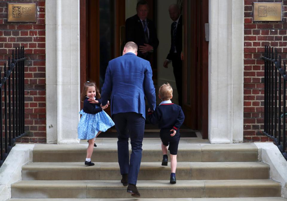  Princess Charlotte and Prince George climb the famous steps