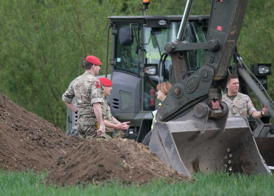  Diggers remove soil where tot Katrice disappeared more than 30 years ago