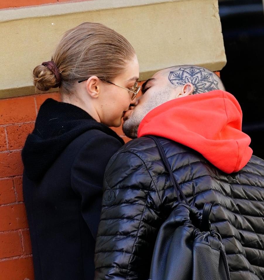  Gigi Hadid and Zayn Malik were seen kissing in public