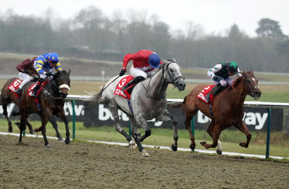  Carolinae (right) makes a quick return after her Lingfield second