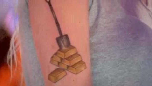 Kierra gave Rhianna this tattoo because she thinks shes a gold digger