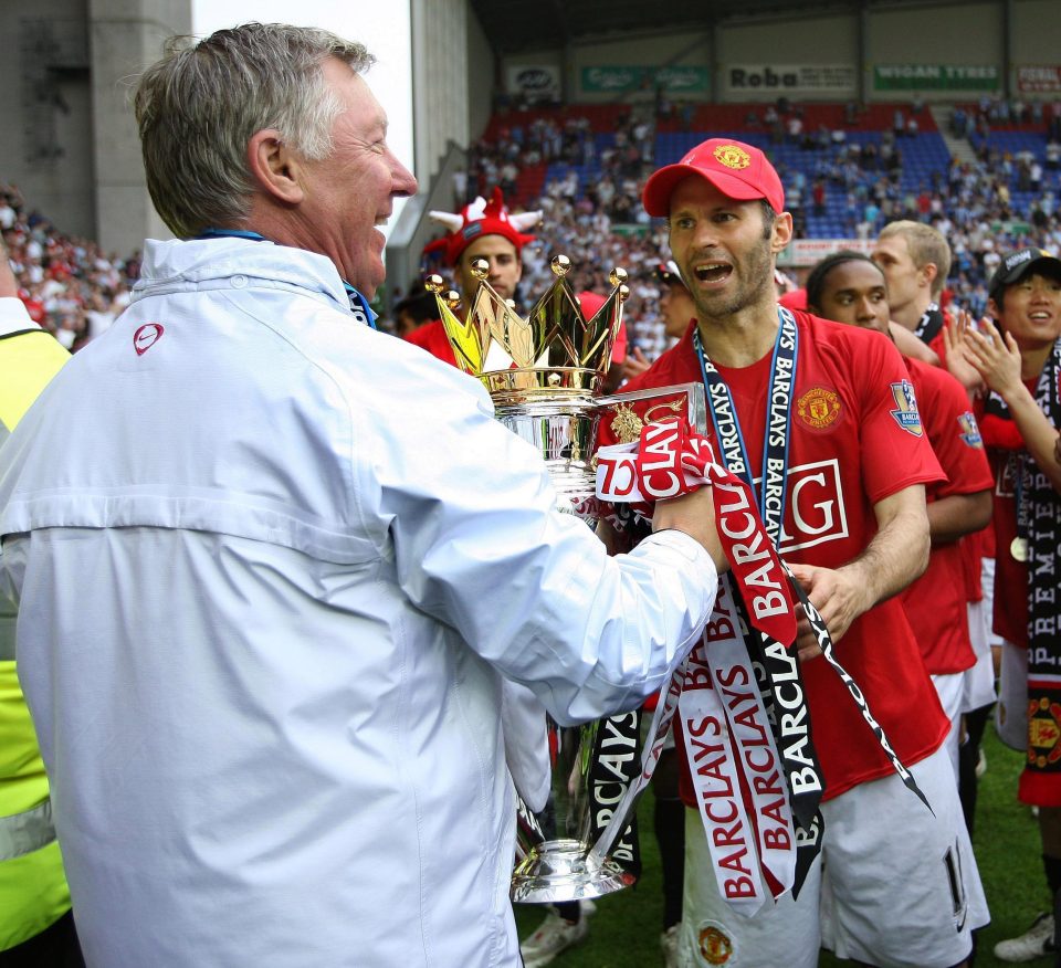 Ferguson and Giggs hold the trophy after winning the 2008 Premier League title