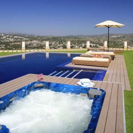  The property featured a big hot tub and swimming pool with stunning views