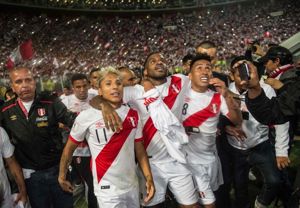  Peru players celebrate after reaching World Cup for first time since 1982