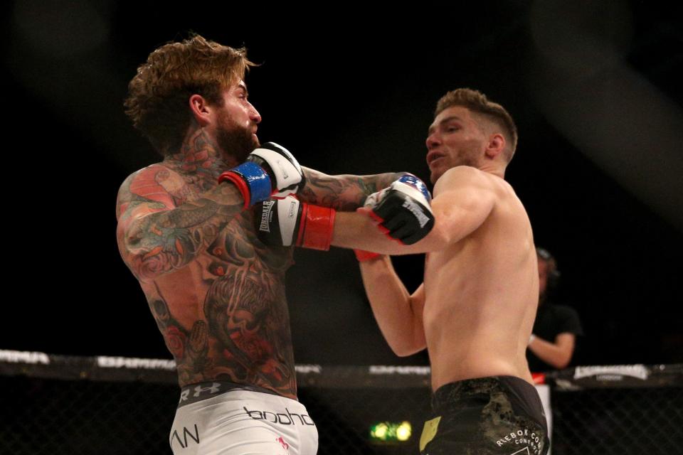 Aaron Chalmers make short work of Alex Thompson in his second fight