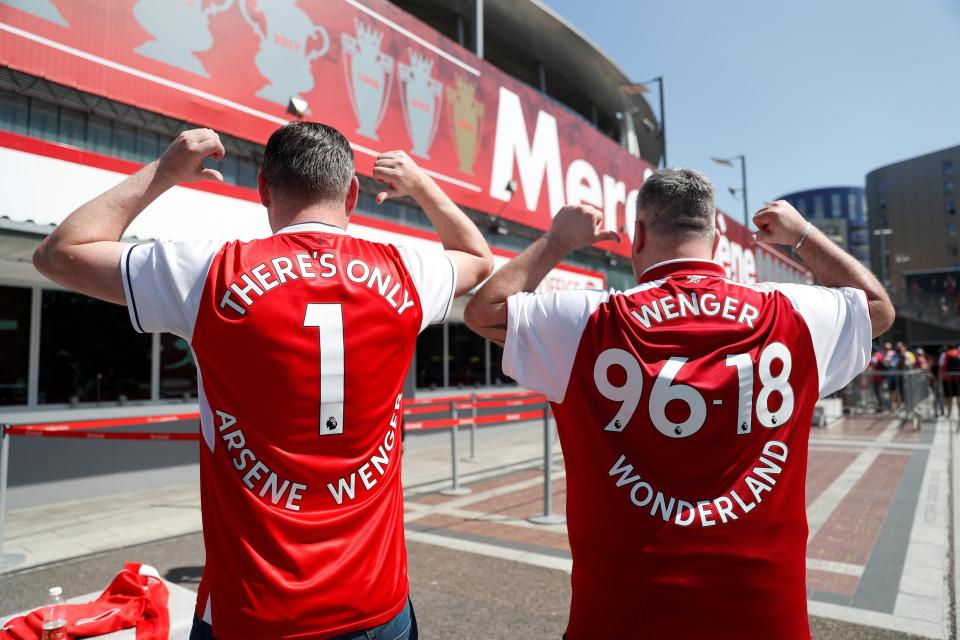 Arsenal fans paid tribute to their departing boss