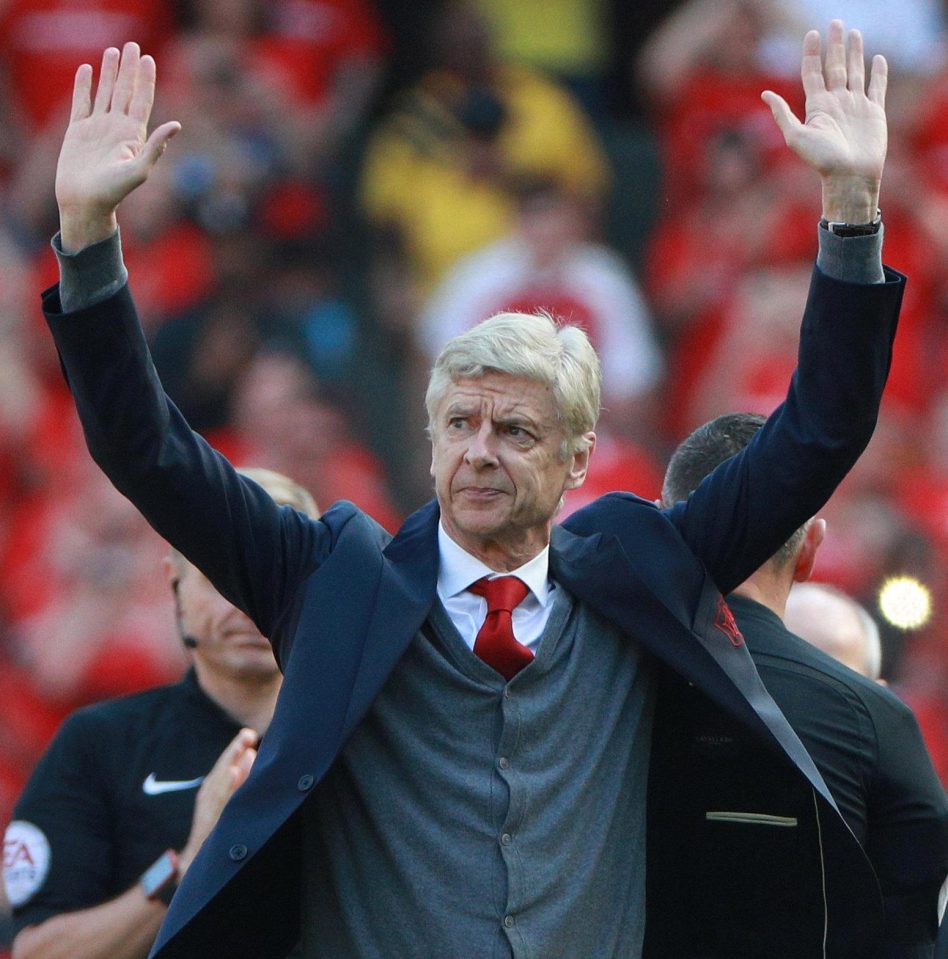  Wenger waves to the Arsenal faithful before kick-off