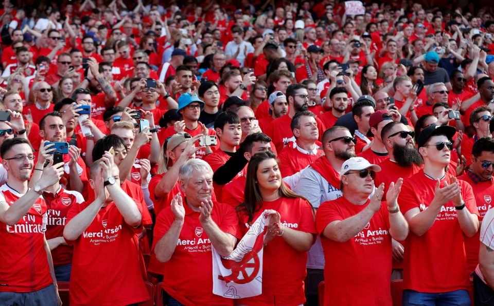  Fans cheer Wenger to the rafters