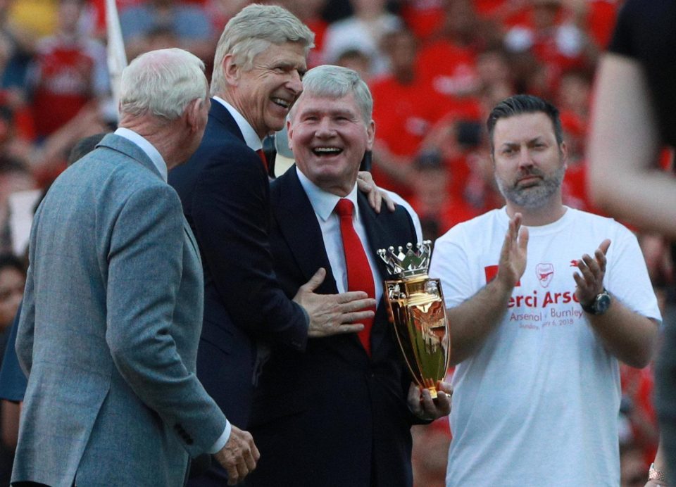  Ex-players Bob Wilson and Pat Rice joined him on the pitch