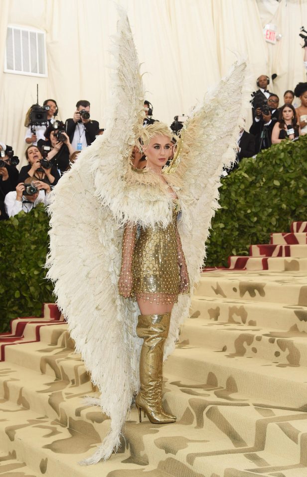  Katy Perry interprets the Heavenly Bodies: Fashion and the Catholic Imagination with this engel gown